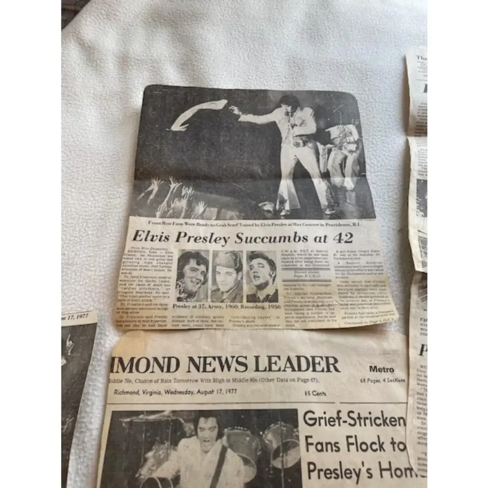 Newspaper Clippings of Elvis Death